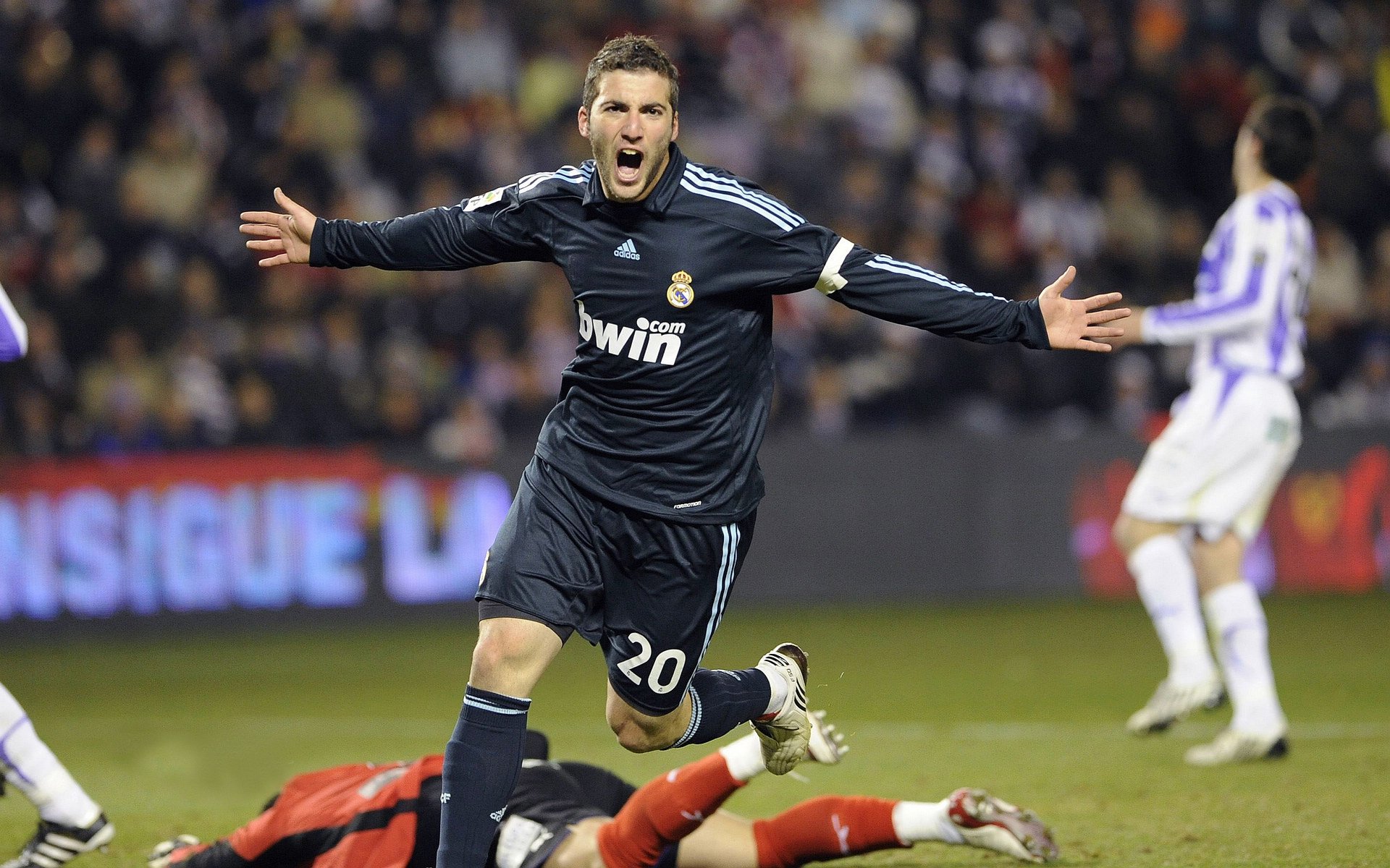 哈兰德空降NBA总决赛，当足球巨星在篮球圣殿接管比赛