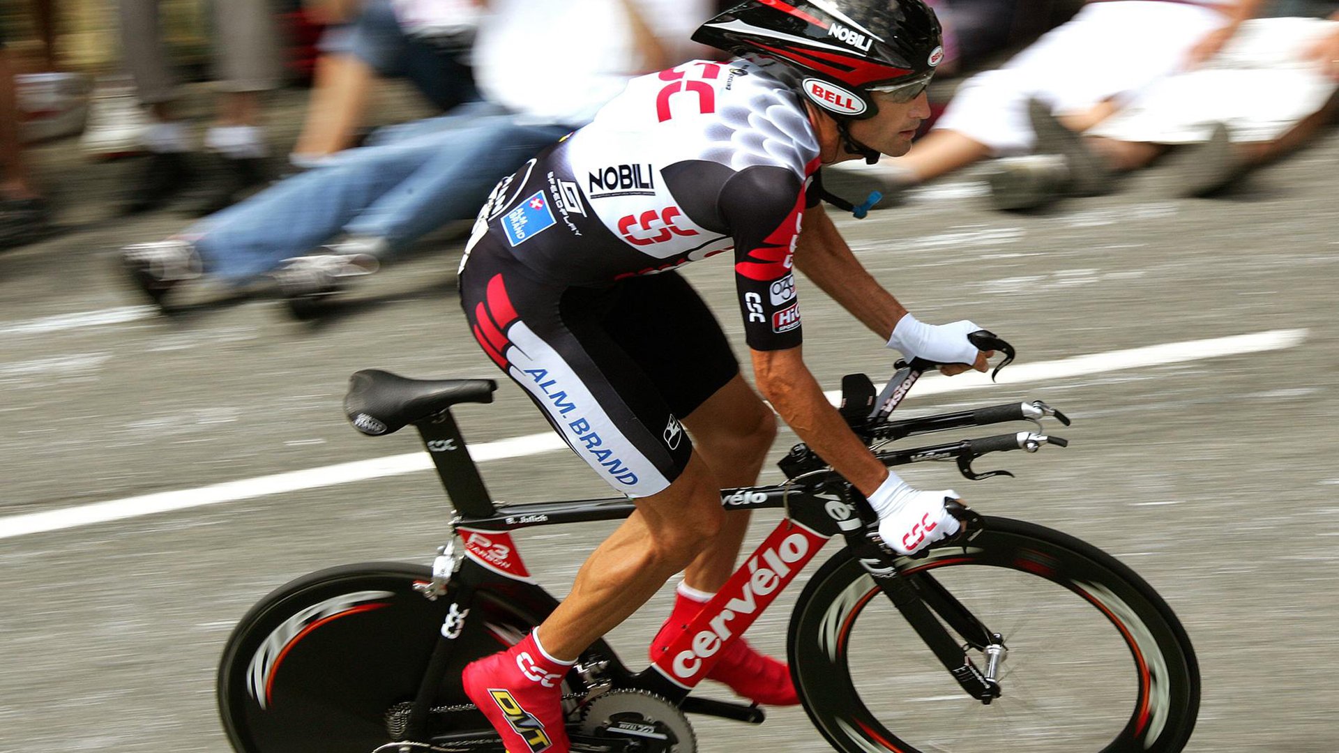 F1新赛季揭幕战焦点战,独行侠速胜勇士